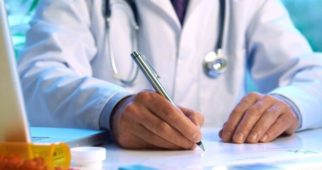 Lekarz przepisuje leczenie pacjentowi z pasożytami pod skórą